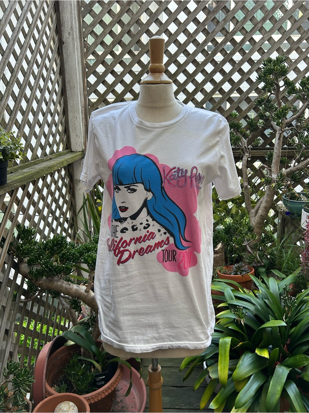Katy Perry, The California Dreams Tour 2011 White Graphic Tee. Sm-Med.